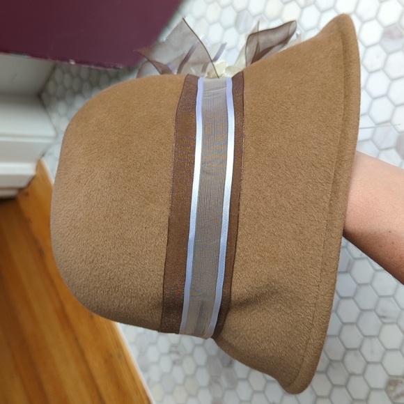 NWT Gabriel Amar for Frank Olive camel color velour hat with floral and ribbons - Picture 3 of 7